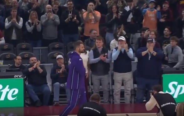 彩票开奖直播-青春的回忆！骑士主场致敬乐福 所有观众起立鼓掌欢呼！