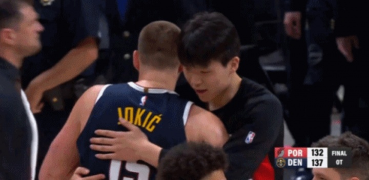 彩票开奖直播-😁世纪拥抱~约基奇赛后找到了杨瀚森 一个爱的抱抱